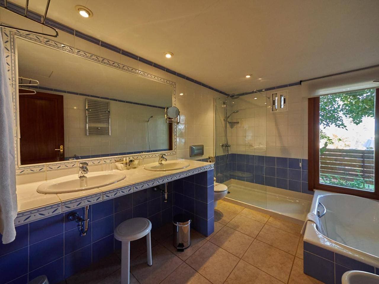 Foto 7 von 9: Queen Suite with Sea View (2 Adults + 2 Children)