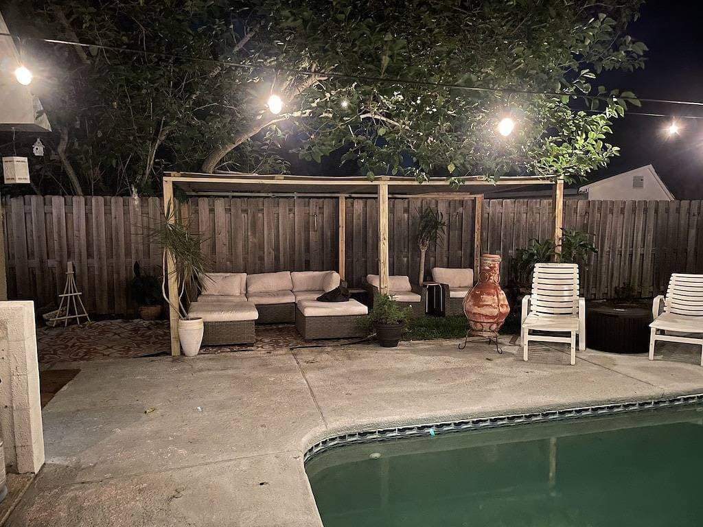 Pool w/slide, low fees, free golf cart, pets welcome. 10 blocks beach-near Mayo. 1
