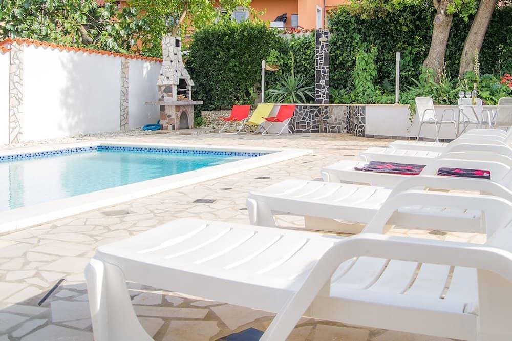 Foto 12 von 24: App for 2 with heated pool, nice garden and bbq