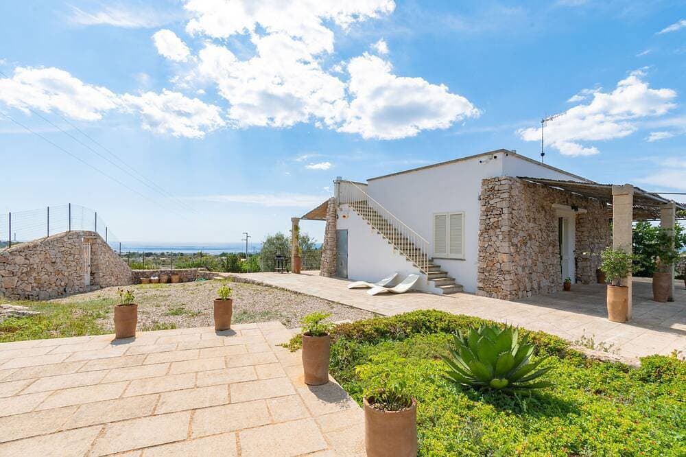 Foto 5 von 18: Hügeliger Trullo mit Meerblick