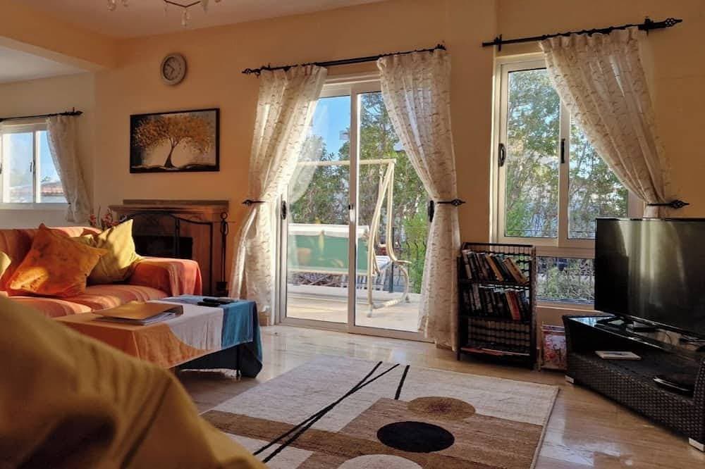 Foto 9 von 29: Fabulous 4 Bed Villa with 10m x 5m Private Pool located Ozankoy, N. Cyprus