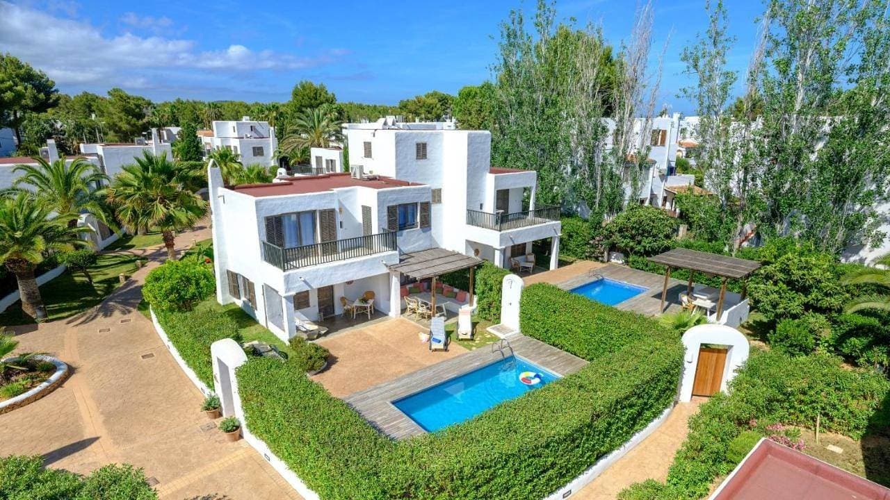 Foto 2 von 92: Deluxe Three-Bedroom Villa with Private Pool (6 Adults)