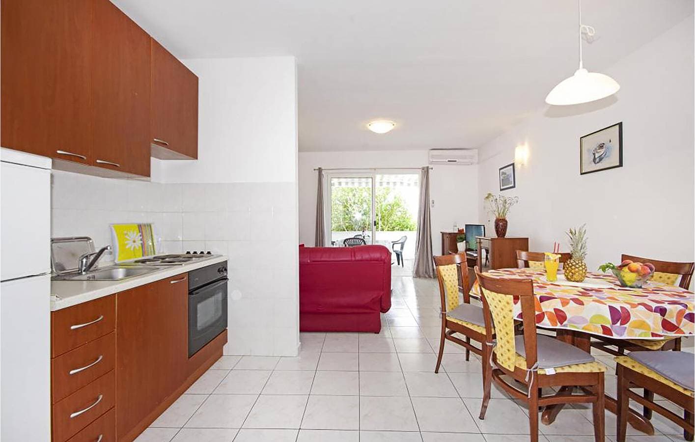 Foto 7 von 25: Apartment am Meer mit Terrasse, Parkplatz und Küche in Necujam
