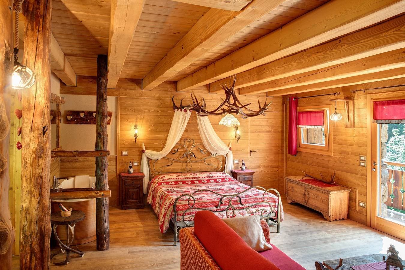 Foto 12 von 24: Chalet 'dei Cervi' mit Bergblick, privatem Garten und Balkon