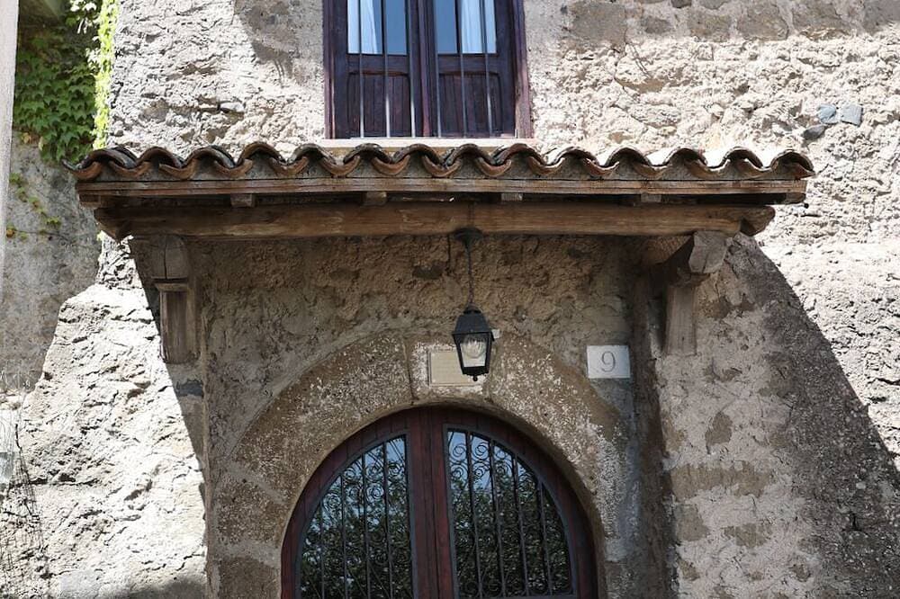 Foto 5 von 17: Septà - Pittoresca Casa Vacanze nel Centro Storico Vista Lago, Piccolo Giardino