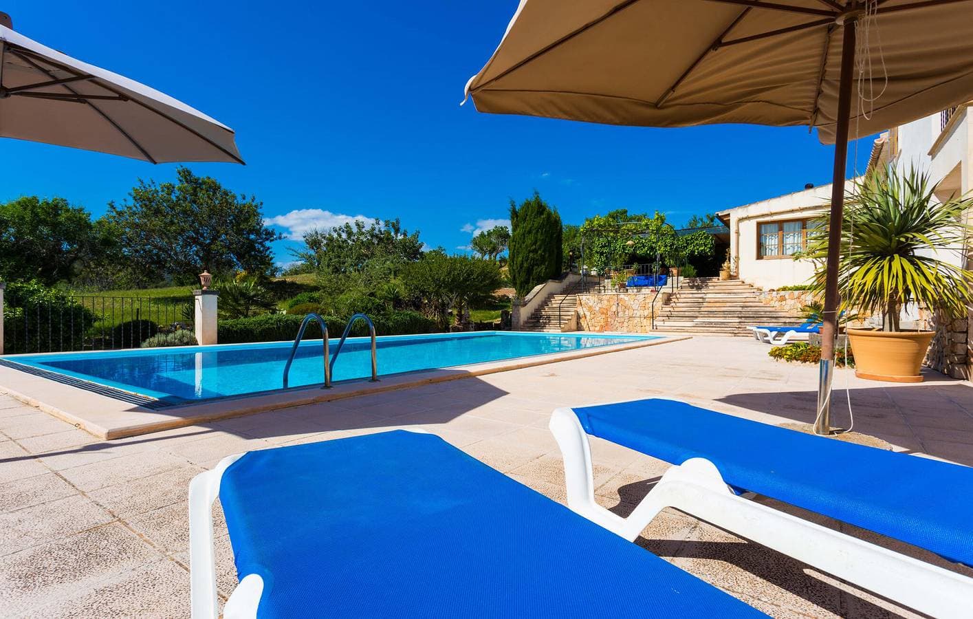 Foto 4 von 32: Modernes Apartment mit Pool, Terrasse und Küche in der Nähe des Eigentümers