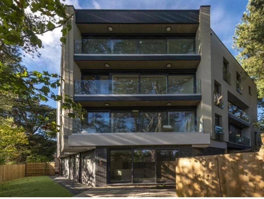 Luxury 3 bed flat with large terrace, sea views and hot tub 1