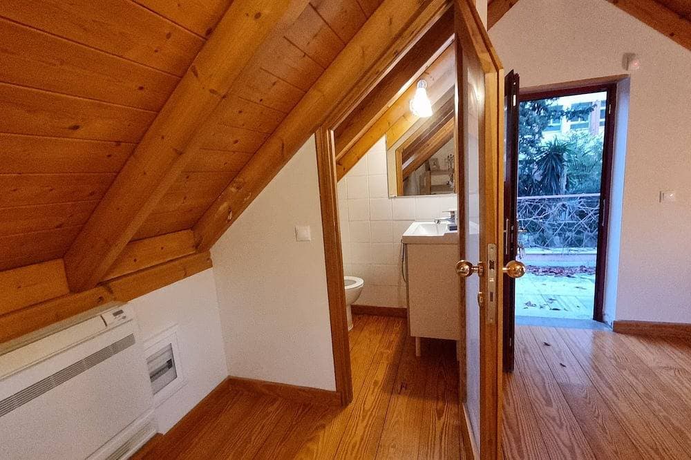Foto 11 von 30: Small villa with a large private and quiet garden, 10 min walk from Metro