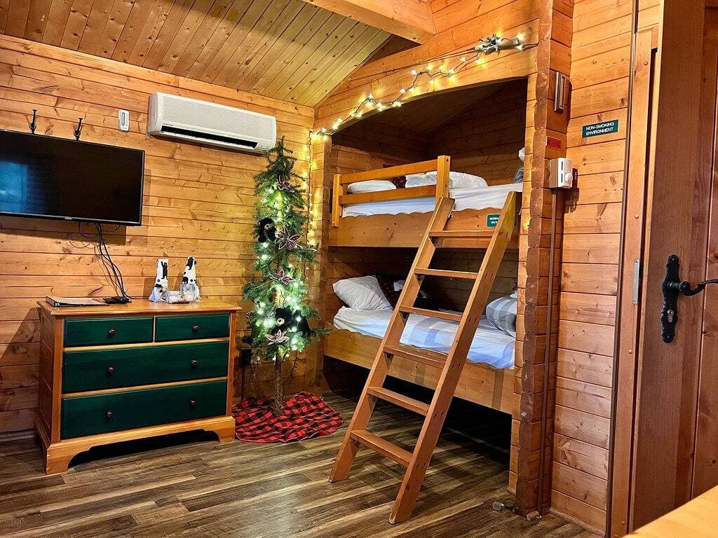 Foto 3 von 32: The Bear Den - Studio Cabin im Herzen von Hayward