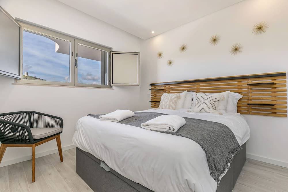 Foto 2 von 17: Burgau Luxury Beach Apt, private rooftop + jacuzzi overlooking beach
