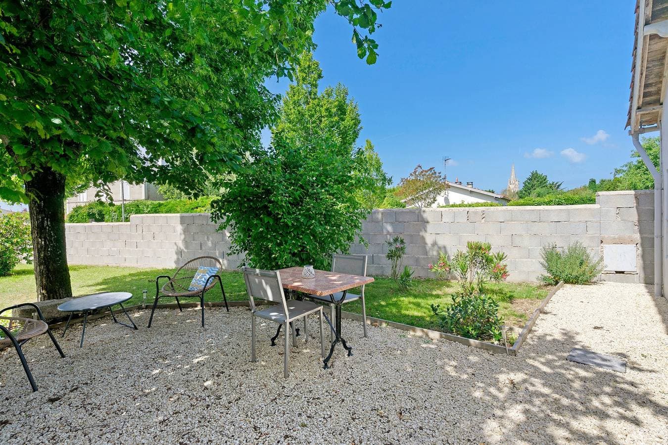 Foto 8 von 30: Gästezimmer „Embellie“ mit privater Terrasse, eigenem Garten und WLAN
