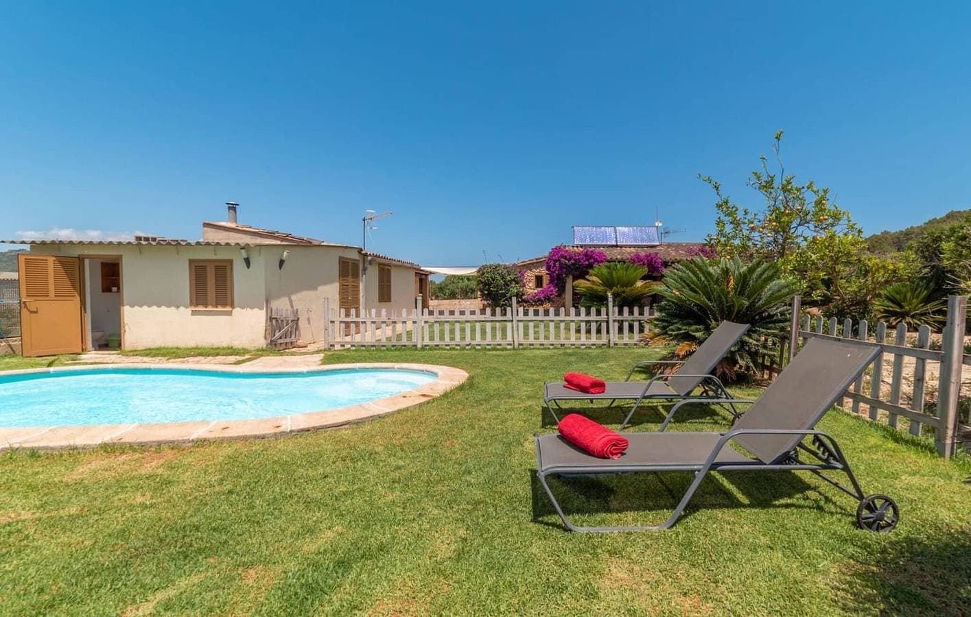 Foto 3 von 37: Palm Oasis Rückzugsort: Pool, WiFi, Küche, Nähe zum Strand & Stadt