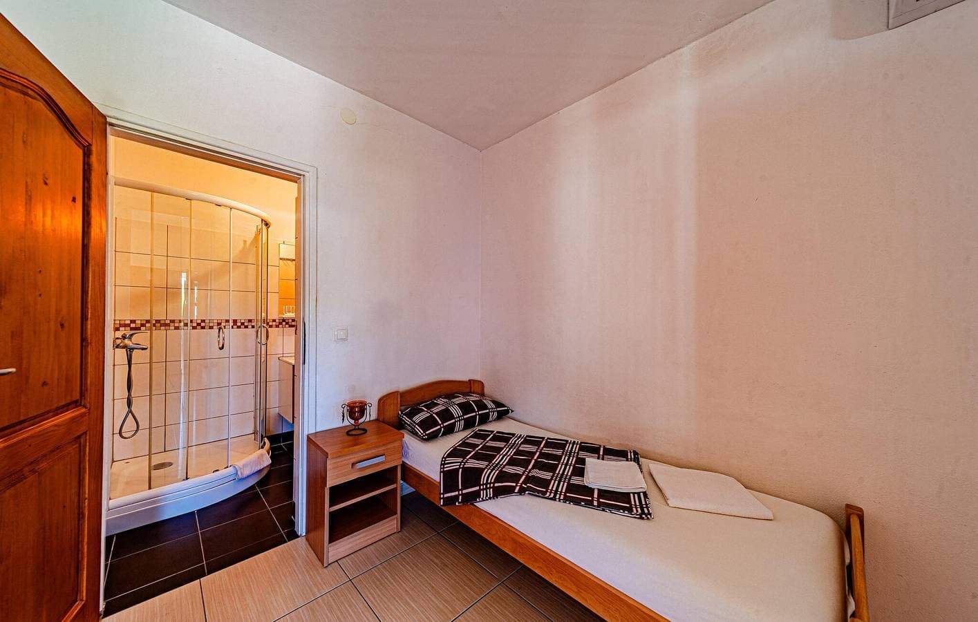 Foto 9 von 20: Gemütliche Ferienwohnung mit Terrasse, WLAN und Parkplatz in der Nähe des Strandes Tri Žala