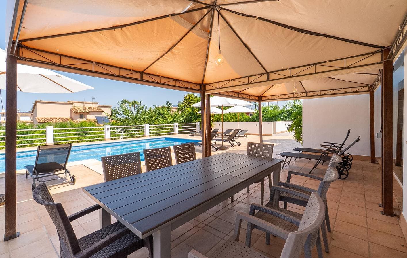 Foto 5 von 54: Meerblick-Apartment mit Pool, Terrasse & WiFi bei Four Seasons