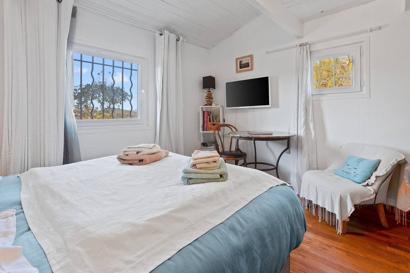 Foto 7 von 22: Gästezimmer „Au Jardin Des Couleurs“ mit Bergblick, WLAN und Klimaanlage