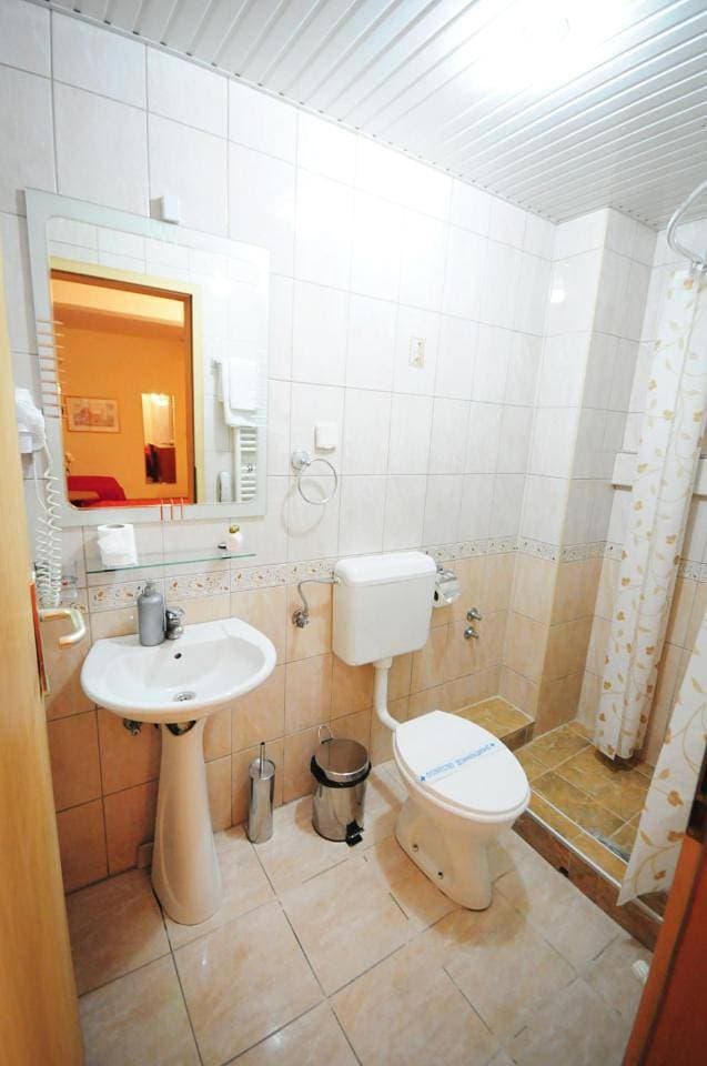 Foto 6 von 7: Quadruple Room