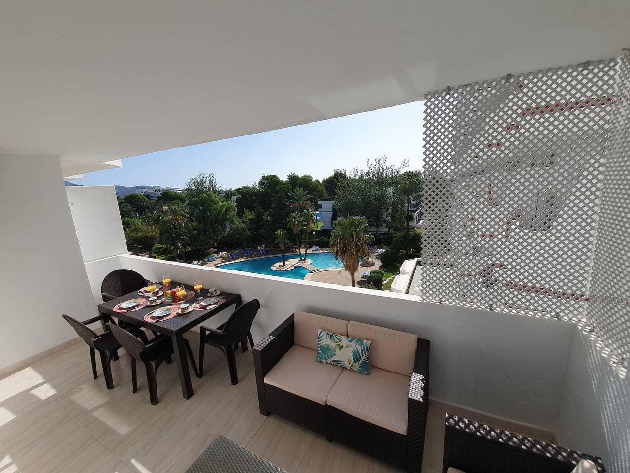 Foto 2 von 34: Ferienwohnung „Alcudia Sea“ mit großem Balkon, Poolblick und WLAN (Home Office)