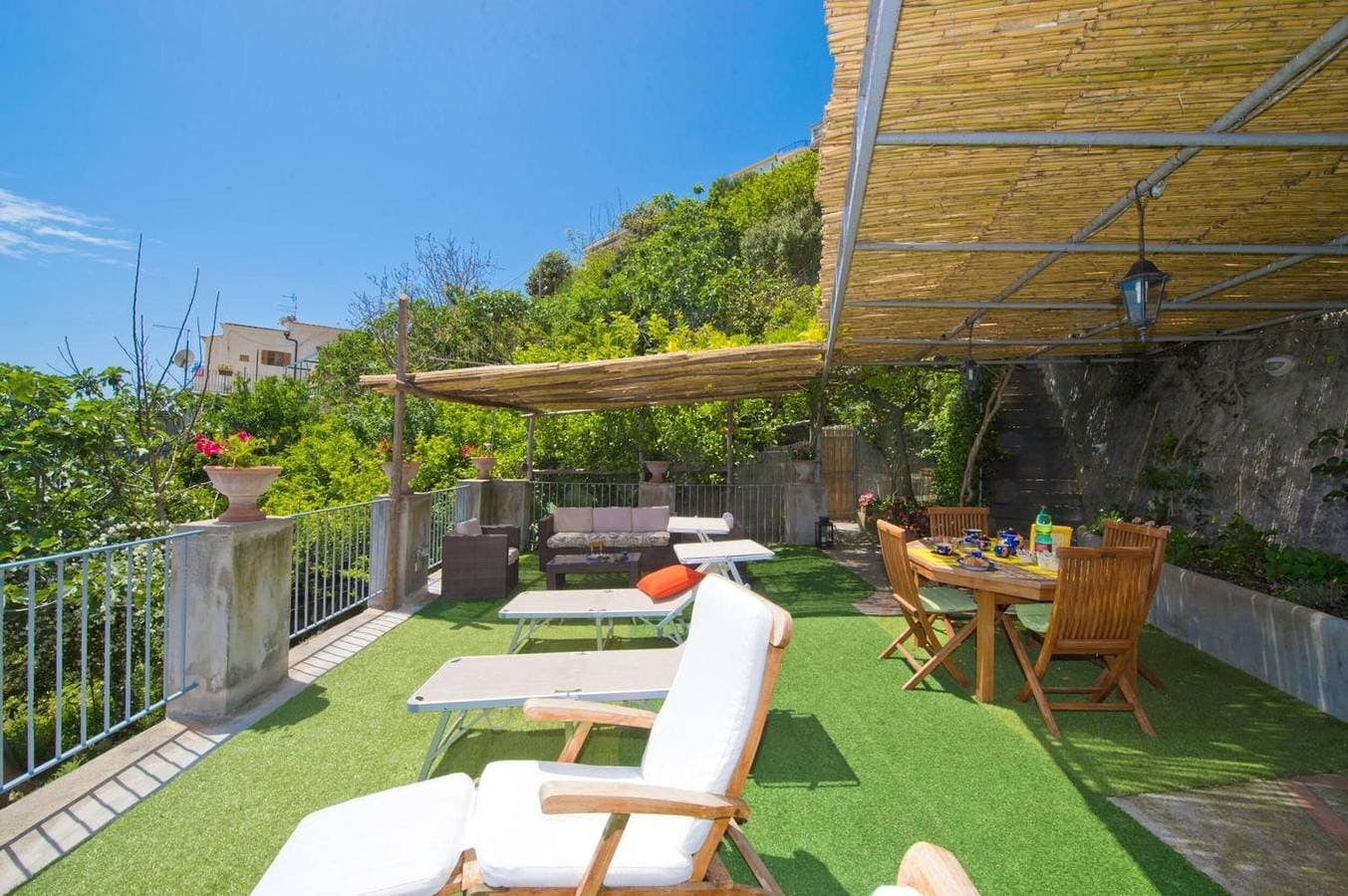 Foto 9 von 20: Palazzo Rocco Villa Red Moon in Love – Traumhafte Terrasse mit Meerblick an der Amalfiküste