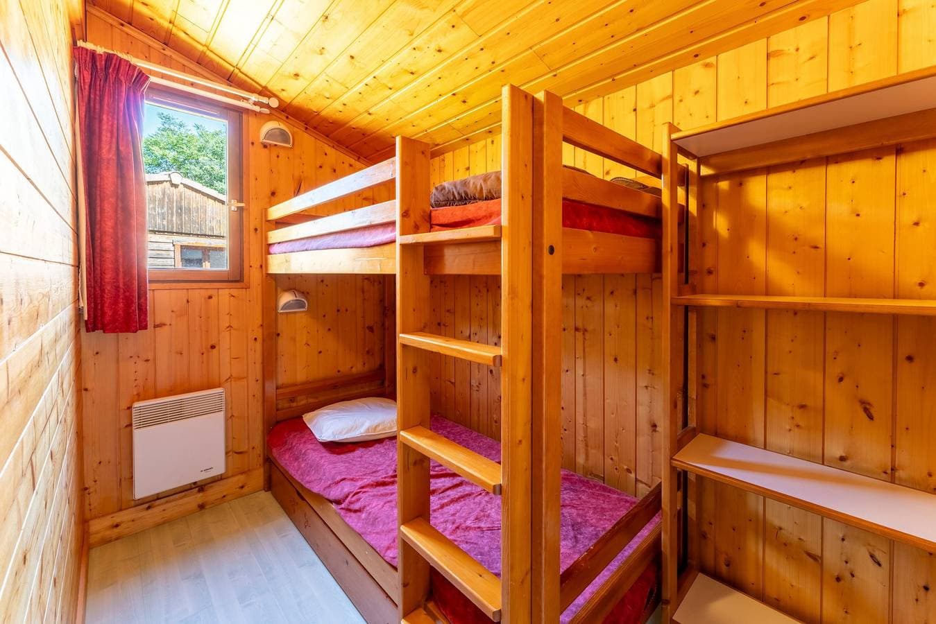 Foto 11 von 28: Chalet 'Gite Lavande' mit Gemeinschaftspool, privater Terrasse und WLAN
