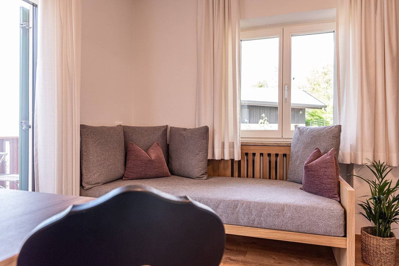 Foto 6 von 25: Ferienwohnung "Haus Lohengrin - Ferienwohnung 1" mit Blick auf die Berge