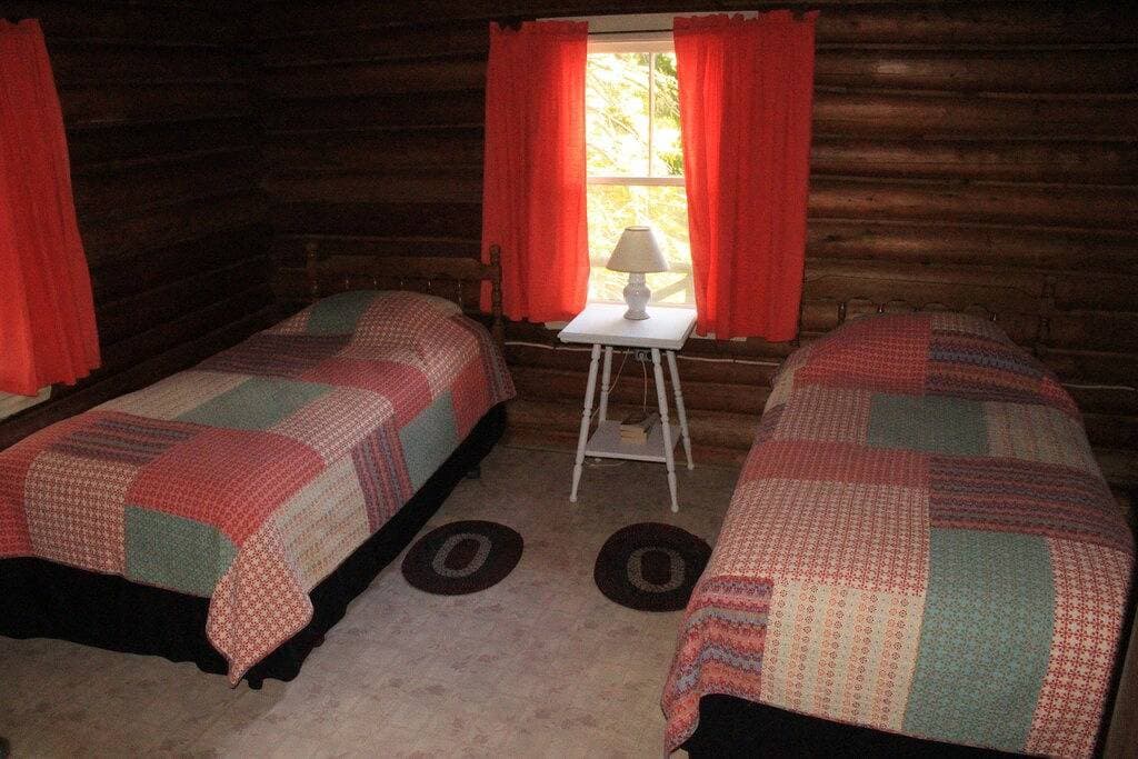 Foto 5 von 25: Haustierfreundlich Vollständig ausgerüstete Hütte mit Blick auf das Wasser in Downeast Maine, 4 Schlafplätze