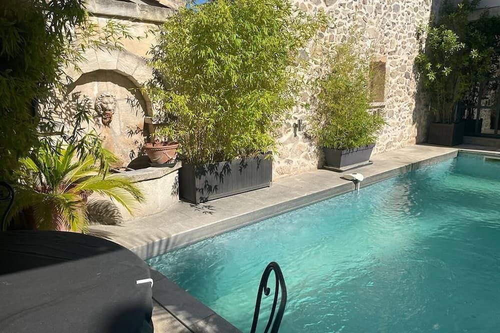 House in the heart of the village with swimming pool 1