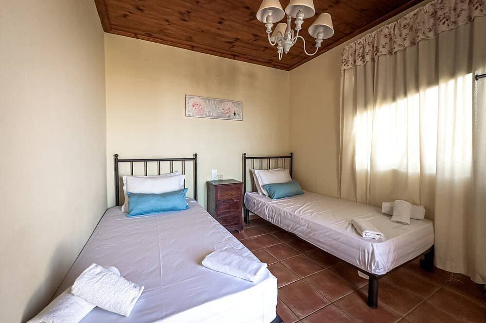Foto 3 von 13: Niriides Villas | Amfitriti |  Villa 4-bedrooms with private pool