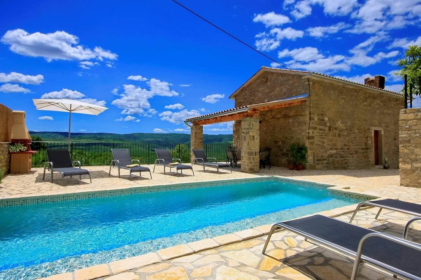 Foto 4 von 35: Alba Villa mit herrlichem Blick auf den Pool, Beheizter Pool