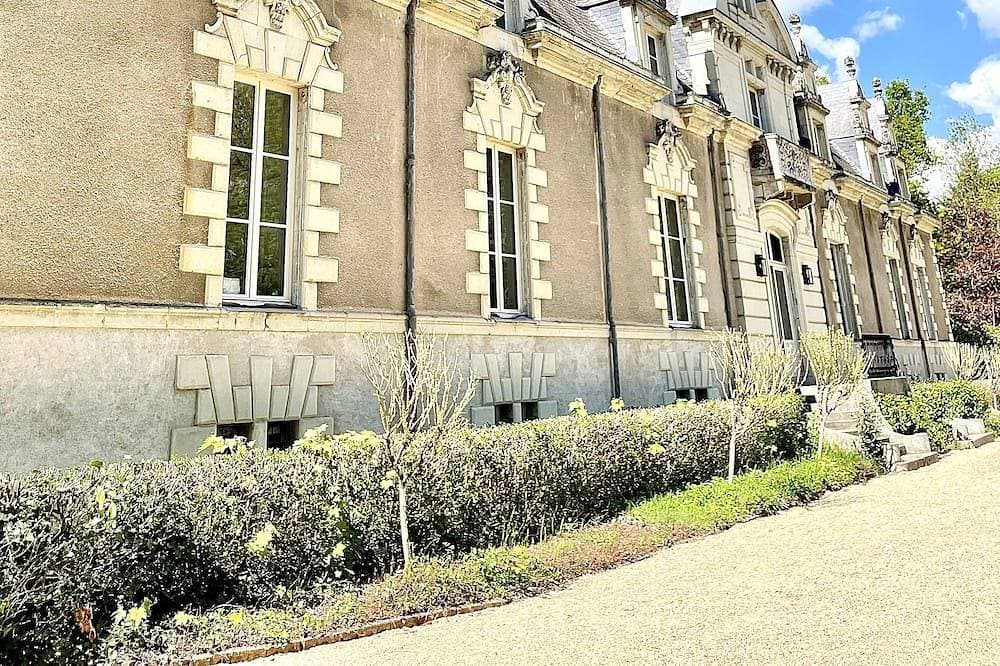 Foto 4 von 12: Lavishly decorated double room at Château Le Fresne