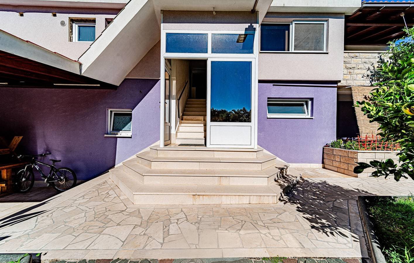 Foto 5 von 17: Gemütliche Ferienwohnung mit Terrasse, WLAN und Parkplatz in der Nähe des Strandes Tri Žala