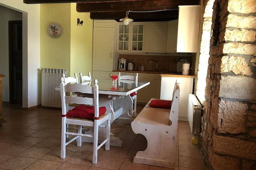 Foto 12 von 22: Rustikales Bauernhaus, umgeben vom Grün des großen und weitläufigen Gartens mit Swimmingpool