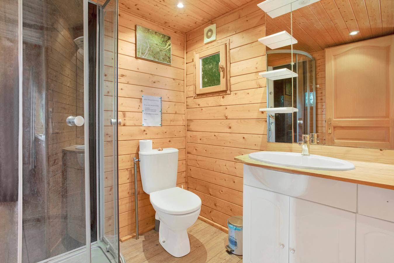 Foto 12 von 24: Chalet „Joli En Bois“ mit privater Terrasse, WLAN und Klimaanlage