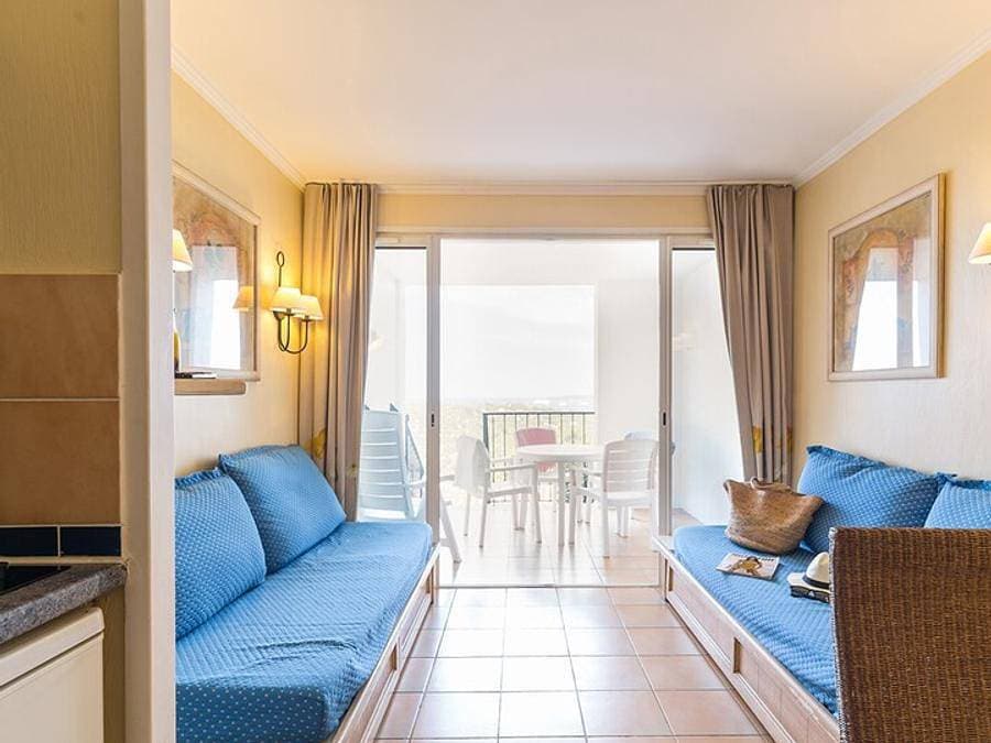 Foto 4 von 45: Pierre & Vacances Résidence Les Restanques du Golfe de Saint-Tropez - Wohnung 4 personen - - 1 Schlafalkoven - Terrasse oder Balkon