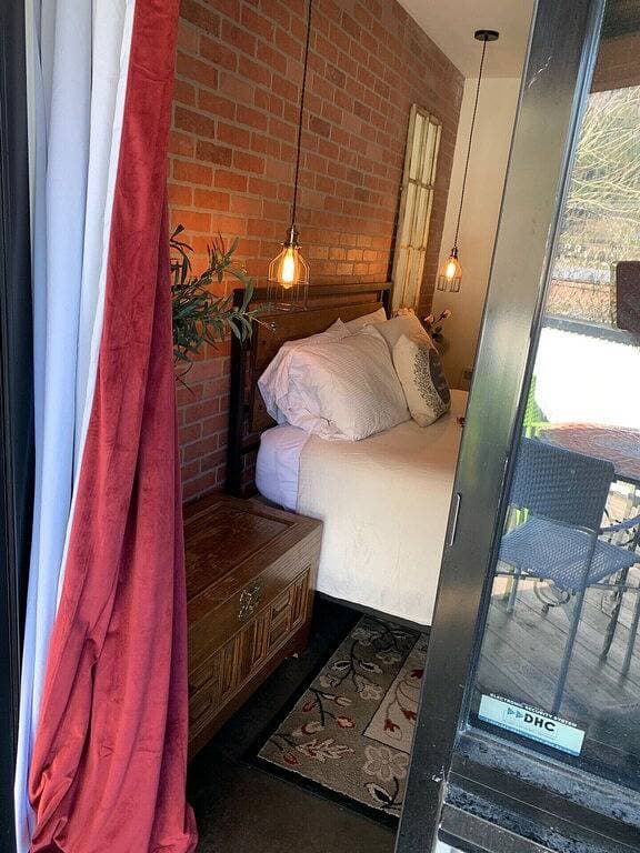 Foto 8 von 28: Charming & Inviting Railtown Suite - Walk Überall!