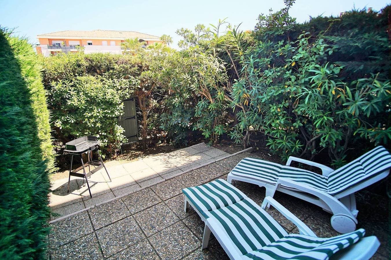 Foto 2 von 17: Residenz mit Swimmingpool und privatem Parkplatz!