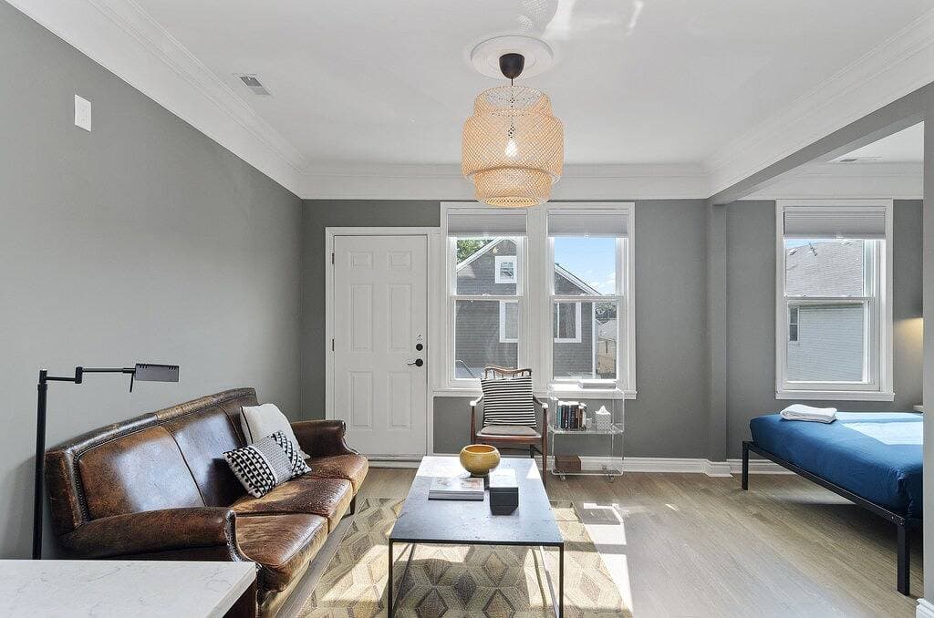 Foto 10 von 14: Perfect for a Hip and Romantic Getaway - This Chic Studio Offers the Best of the City by AllSet Turnover