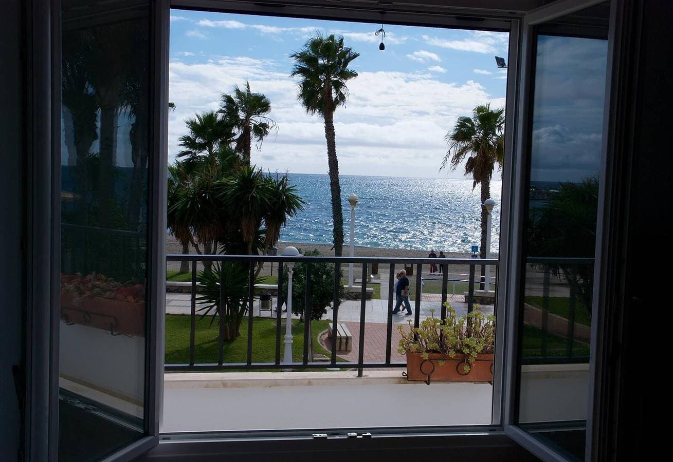 Foto 11 von 40: Apartment „Beach Panorama Caleta“ direkt am Wasser mit Klimaanlage