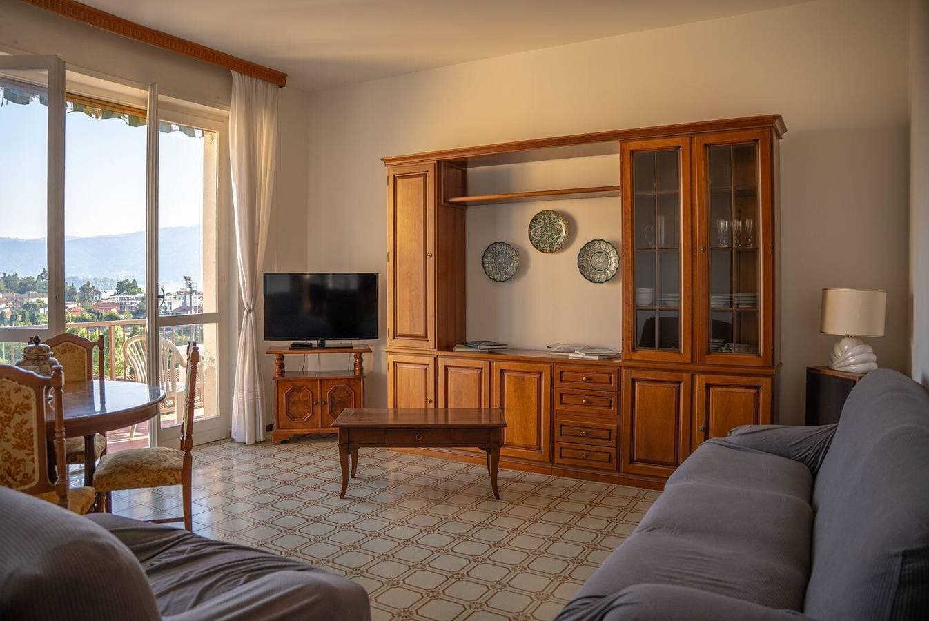 Foto 2 von 10: Ferienwohnung 'Verbania Panorama Lago' mit Blick auf den See und Balkon