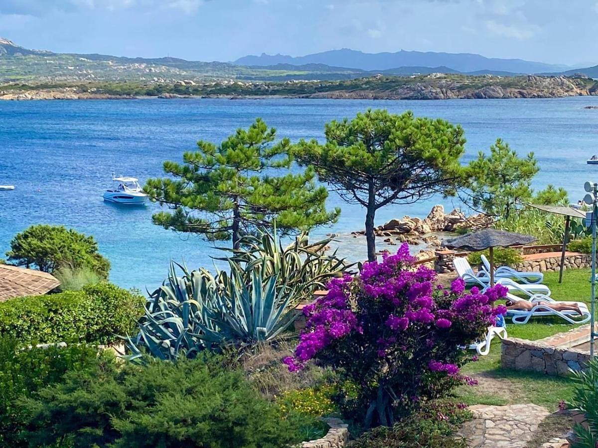 CASA MUGHETTO R5055 WiFi, seafront, private sea access, swimming pool 1