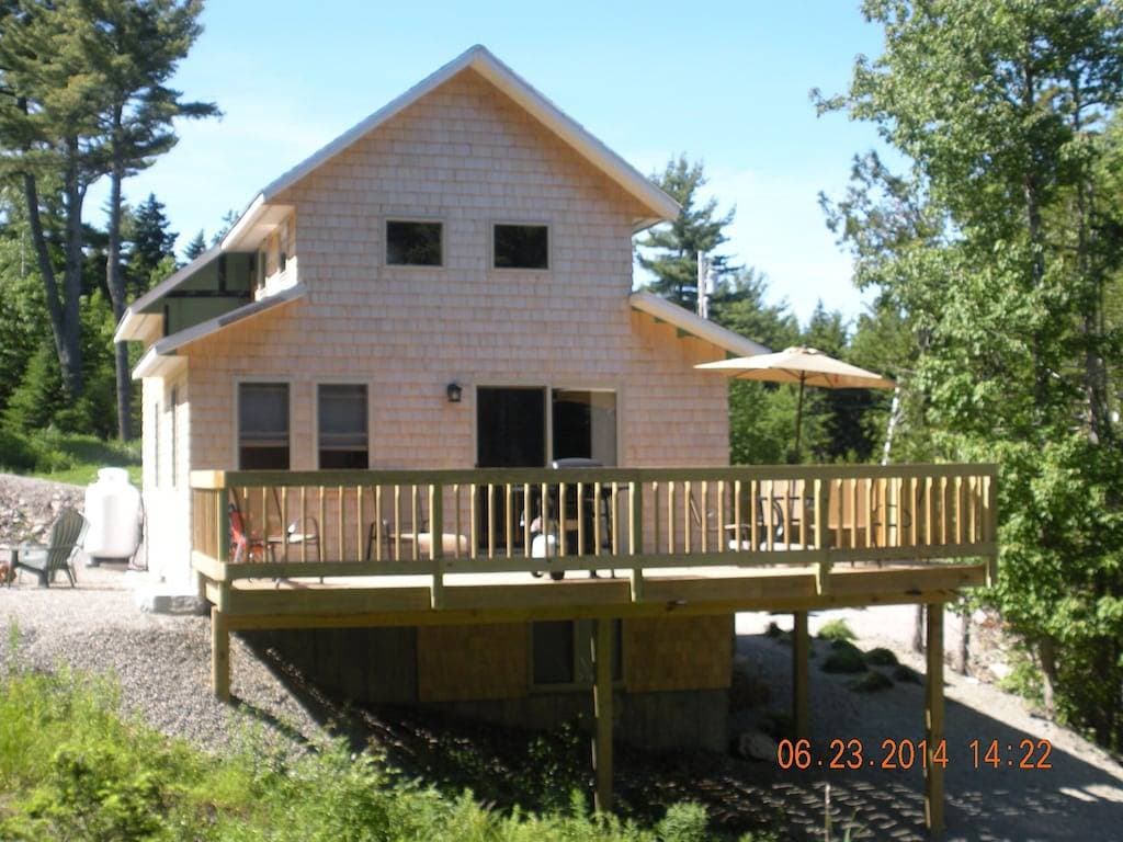 Foto 11 von 23: New Cottage In Town & im Wald mit einem kleinen Bach neben
