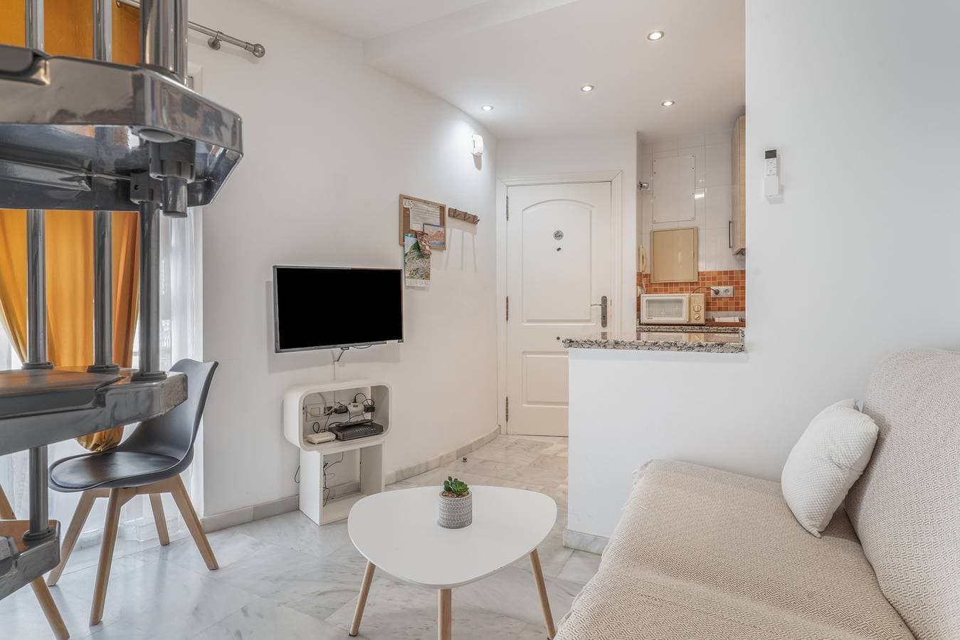 Foto 4 von 21: Apartment 'Ático Céntrico A 2min De La Playa' mit privater Terrasse, WLAN und Klimaanlage