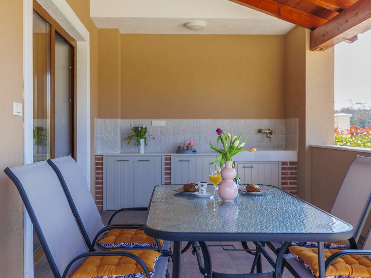 Foto 2 von 33: Emili