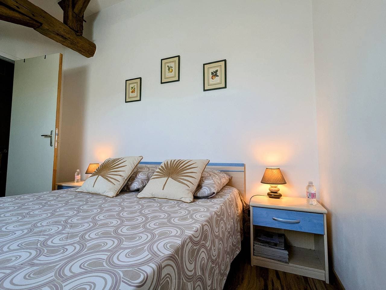 Gemütliches Zimmer mit Sitzecke und Frühstück 1