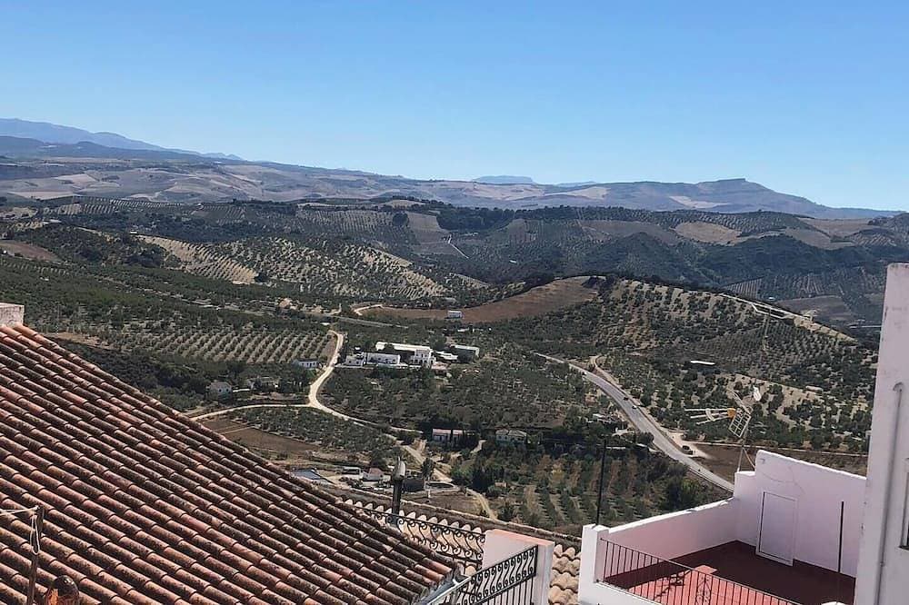 Quirky but stylish townhouse, heart of the old town, stunning views from terrace 1