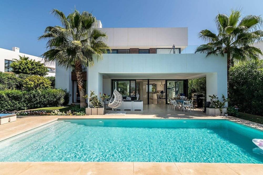 Remarkable 5 Bdrm Villa Heated Pool & Gym 1