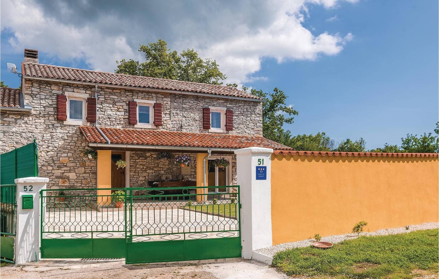 Gemütliche 2-Zimmer-Wohnung mit Terrasse, in der Nähe des Stadtzentrums von Sajini 1