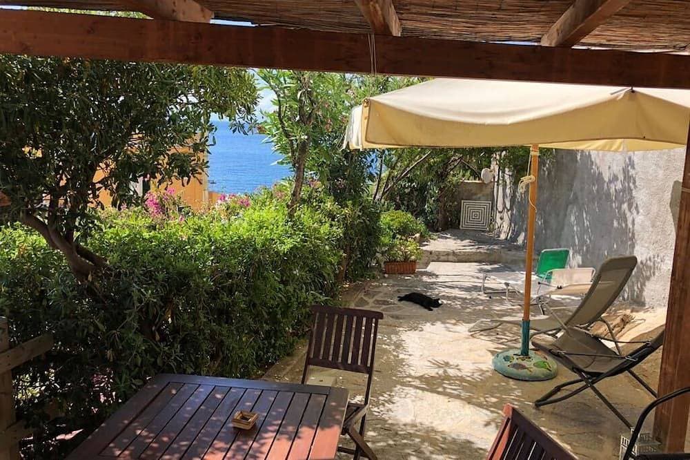Ferienhaus mit exklusivem Garten mit Meerblick in Pomonte, 50 Meter vom Strand 1