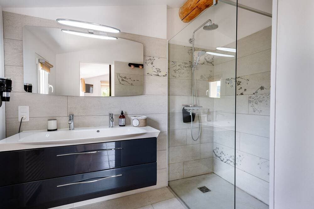Foto 6 von 29: Einzelzimmer-Le Ventoux-Komfort-Ensuite mit Bad-Blick auf die Landschaft
