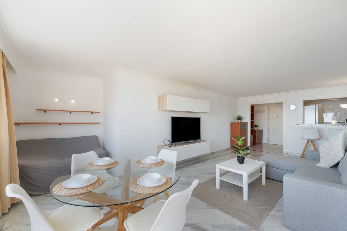 Foto 11 von 28: Apartment 'Oasis Torrequebrada' mit Ausblick, Pools, privatem Parkplatz und WLAN