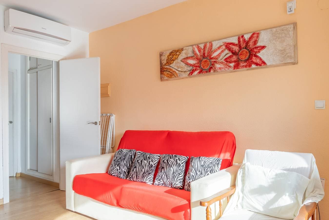 Foto 11 von 22: Gut ausgestatteter 1-Zimmer-Bungalow mit Bergblick, Pool, WLAN und Terrasse